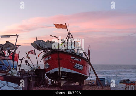 Hastings, East Sussex, UK. 9 février 2019. Bateau de pêche à l'aube sur la plage, bateau de pêche de stade sur une journée venteuse. Carolyn Clarke/Alamy Live News Banque D'Images