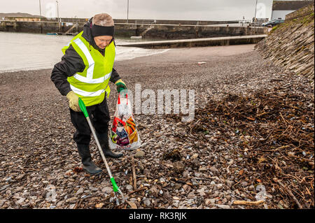 Schull, West Cork, Irlande. 9 février 2018. Angela Smith, de Schull Tidy Towns, était en avance ce matin en ramassant les déchets de plastique sur l'une des plages de Schull. Le plastique déversé sur les plages de West Cork est un problème environnemental majeur. Crédit : AG News/Alay Live News. Banque D'Images