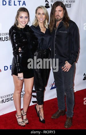 Los Angeles, United States. Le 08 février, 2019. LOS ANGELES, CA, USA - 08 février : la chanteuse Miley Cyrus Tish avec Mère et père Billy Ray Cyrus arriver au 2019 de l'année personne MusiCares Hommage à Dolly Parton a tenu au Los Angeles Convention Center le 8 février 2019 à Los Angeles, Californie, États-Unis. (Photo par Xavier Collin/Image Crédit : Agence de Presse) L'agence de presse Image/Alamy Live News Banque D'Images