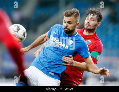 09 février 2019, Bochum, Rhénanie du Nord-Westphalie : Soccer : 2e Bundesliga VfL Bochum - SC Paderborn 07, 21e journée dans le Vonovia Ruhrstadion. Lukas Hinterseer (l) de Bochum et Christian Strohdiek de Paderborn se battent pour la balle. Photo : Roland Weihrauch/DPA - NOTE IMPORTANTE : en conformité avec les exigences de la DFL Deutsche Fußball Liga ou la DFB Deutscher Fußball-Bund, il est interdit d'utiliser ou avoir utilisé des photographies prises dans le stade et/ou la correspondance dans la séquence sous forme d'images et/ou vidéo-comme des séquences de photos. Banque D'Images