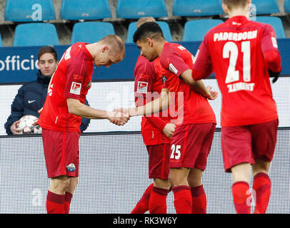 09 février 2019, Bochum, Rhénanie du Nord-Westphalie : Soccer : 2e Bundesliga VfL Bochum - SC Paderborn 07, 21e journée dans le Vonovia Ruhrstadion. Le Dräger Mohamed Paderborn (r) félicite l'assassin sur le 2-0 Sven Michel sur son objectif. Photo : Roland Weihrauch/DPA - NOTE IMPORTANTE : en conformité avec les exigences de la DFL Deutsche Fußball Liga ou la DFB Deutscher Fußball-Bund, il est interdit d'utiliser ou avoir utilisé des photographies prises dans le stade et/ou la correspondance dans la séquence sous forme d'images et/ou vidéo-comme des séquences de photos. Banque D'Images