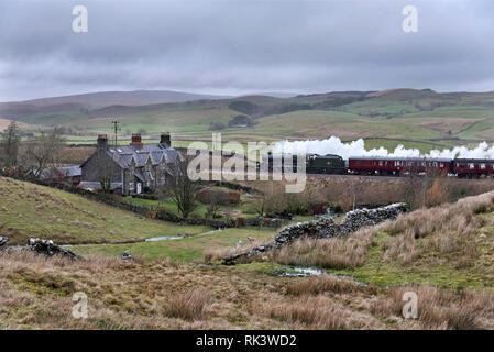 Ribblesdale, North Yorkshire, UK. 9 Feb 2019. Locomotive à vapeur nouvellement restauré 'Bahamas' 45596 renvoie avec les lignes principales fonctions de rampe. Dans la région de Pennine soufflant par la météo, le train est vu ici à Armoy, Ribblesdale sur la ligne Settle-Carlisle railway dans le Parc National des Yorkshire Dales. La loco a été le transport de la 'Bahamas Railtour 1' de retour d'un voyage à Carlisle de sa base à l'Oxenhope sur le chemin de fer de la vallée de Keighley et intéressant. Crédit : John Bentley/Alamy Live News Banque D'Images