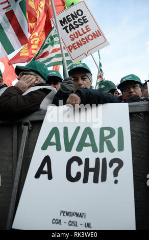 Foto Fabio Cimaglia / LaPresse 09-02-2019 Roma Politica Manifestazione unitaria di CGIL CISL UIL Nella foto la manifestazione Photo Fabio Cimaglia / LaPresse 09-02-2019 Roma (Italie) Equipe de démonstration nationale CGIL CISL UIL Dans le pic de la manifestation Banque D'Images