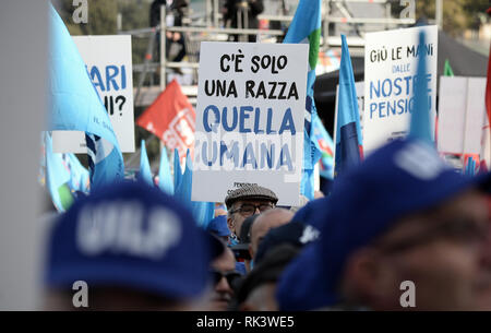 Foto Fabio Cimaglia / LaPresse 09-02-2019 Roma Politica Manifestazione unitaria di CGIL CISL UIL Nella foto la manifestazione Photo Fabio Cimaglia / LaPresse 09-02-2019 Roma (Italie) Equipe de démonstration nationale CGIL CISL UIL Dans le pic de la manifestation Banque D'Images