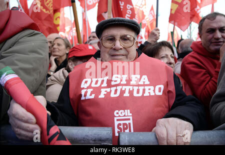 Foto Fabio Cimaglia / LaPresse 09-02-2019 Roma Politica Manifestazione unitaria di CGIL CISL UIL Nella foto la manifestazione Photo Fabio Cimaglia / LaPresse 09-02-2019 Roma (Italie) Equipe de démonstration nationale CGIL CISL UIL Dans le pic de la manifestation Banque D'Images