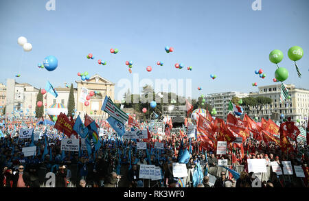 Foto Fabio Cimaglia / LaPresse 09-02-2019 Roma Politica Manifestazione unitaria di CGIL CISL UIL Nella foto la manifestazione Photo Fabio Cimaglia / LaPresse 09-02-2019 Roma (Italie) Equipe de démonstration nationale CGIL CISL UIL Dans le pic de la manifestation Banque D'Images