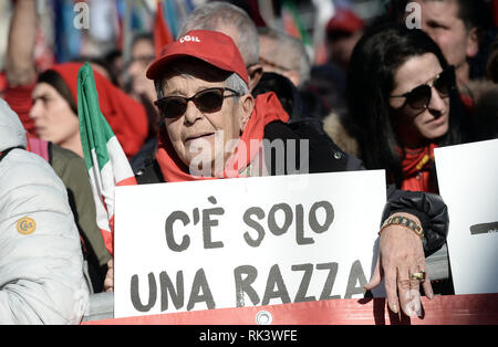 Foto Fabio Cimaglia / LaPresse 09-02-2019 Roma Politica Manifestazione unitaria di CGIL CISL UIL Nella foto la manifestazione Photo Fabio Cimaglia / LaPresse 09-02-2019 Roma (Italie) Equipe de démonstration nationale CGIL CISL UIL Dans le pic de la manifestation Banque D'Images