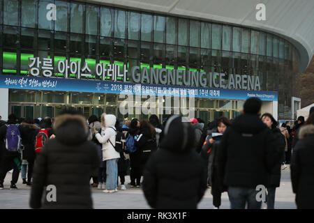 Gangneung, Corée du Sud. Feb 9, 2019. Entrez l'auditoire Gangneung Ice Arena avant au cours du premier anniversaire du festival des Jeux olympiques et paralympiques d'hiver de Pyeongchang à Gangneung Ice Arena à Gangneung, Corée du Sud, le 9 février 2019. Credit : Wang Jingqiang/Xinhua/Alamy Live News Banque D'Images