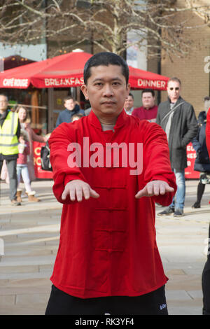 Woking, Surrey, UK. 9 Février, 2019. Le centre-ville de Woking a célébré le Nouvel An chinois du cochon aujourd'hui avec des défilés colorés et des spectacles. La démonstration de tai chi. Banque D'Images