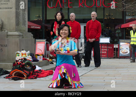 Woking, Surrey, UK. 9 Février, 2019. Le centre-ville de Woking a célébré le Nouvel An chinois du cochon aujourd'hui avec des défilés colorés et des spectacles. Un spectacle de danse. Banque D'Images