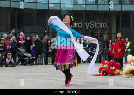 Woking, Surrey, UK. 9 Février, 2019. Le centre-ville de Woking a célébré le Nouvel An chinois du cochon aujourd'hui avec des défilés colorés et des spectacles. Un spectacle de danse. Banque D'Images