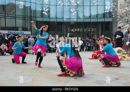 Woking, Surrey, UK. 9 Février, 2019. Le centre-ville de Woking a célébré le Nouvel An chinois du cochon aujourd'hui avec des défilés colorés et des spectacles. Un spectacle de danse. Banque D'Images