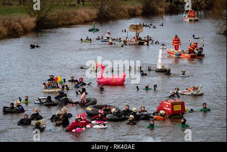 Celle, Allemagne. 09Th Feb 2019. Les participants de l'hiver une torche Aller flotter dans des costumes amusants dans la rivière aller près de celle. Autour de 200 nageurs dérive le long de la rivière pendant environ 4 kilomètres. Crédit : Peter Steffen/dpa/Alamy Live News Banque D'Images