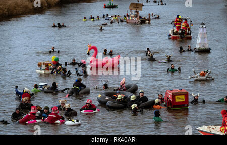 Celle, Allemagne. 09Th Feb 2019. Les participants de l'hiver une torche Aller flotter dans des costumes amusants dans la rivière aller près de celle. Autour de 200 nageurs dérive le long de la rivière pendant environ 4 kilomètres. Crédit : Peter Steffen/dpa/Alamy Live News Banque D'Images