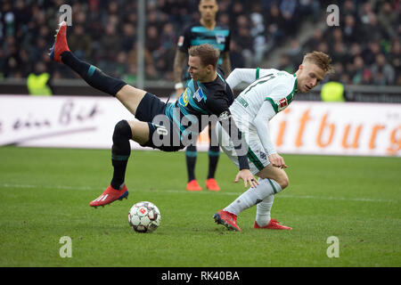 Mönchengladbach, Allemagne, 21th Février, 2019. 09 février 2019, en Rhénanie du Nord-Westphalie, Mönchengladbach : Soccer : Bundesliga Hertha Berlin - Borussia Mönchengladbach, 21. journée. Gladbach's Oscar Wendt (r) et la lutte pour l'Ondrej Duda ball. Photo : Federico Gambarini/DPA - NOTE IMPORTANTE : en conformité avec les exigences de la DFL Deutsche Fußball Liga ou la DFB Deutscher Fußball-Bund, il est interdit d'utiliser ou avoir utilisé des photographies prises dans le stade et/ou la correspondance dans la séquence sous forme d'images et/ou vidéo-comme des séquences de photos. Dpa : Crédit photo alliance/Alamy Live News Banque D'Images