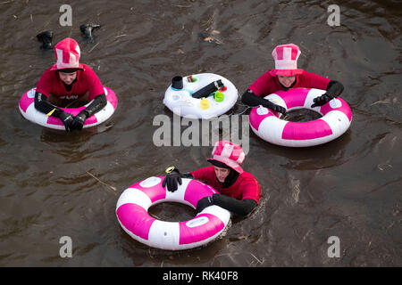 Celle, Allemagne. 09Th Feb 2019. Les participants de l'hiver une torche Aller flotter dans des costumes amusants dans la rivière aller près de celle. Autour de 200 nageurs dérive le long de la rivière pendant environ 4 kilomètres. Crédit : Peter Steffen/dpa/Alamy Live News Banque D'Images