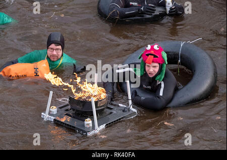 Celle, Allemagne. 09Th Feb 2019. Les participants de l'hiver une torche Aller flotter dans des costumes amusants dans la rivière aller près de celle avec un barbecue. Autour de 200 nageurs dérive le long de la rivière pendant environ 4 kilomètres. Crédit : Peter Steffen/dpa/Alamy Live News Banque D'Images