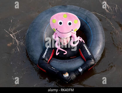 Celle, Allemagne. 09Th Feb 2019. Les participants de l'hiver aller nager torche flotte dans un drôle de costume en rivière aller près de celle. Autour de 200 nageurs dérive le long de la rivière pendant environ 4 kilomètres. Crédit : Peter Steffen/dpa/Alamy Live News Banque D'Images