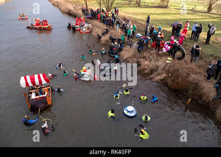 Celle, Allemagne. 09Th Feb 2019. Les participants de la flamme d'hiver aller nager grimper en costumes amusants dans la rivière aller près de celle. Autour de 200 nageurs dérive le long de la rivière pendant environ 4 kilomètres. Crédit : Peter Steffen/dpa/Alamy Live News Banque D'Images