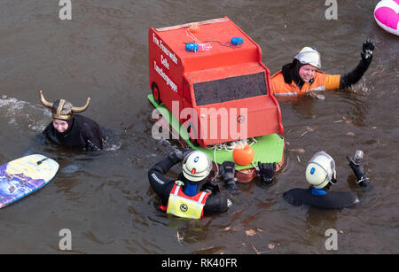 Celle, Allemagne. 09Th Feb 2019. Les participants de l'hiver une torche Aller flotter dans des costumes amusants dans la rivière aller près de celle. Autour de 200 nageurs dérive le long de la rivière pendant environ 4 kilomètres. Crédit : Peter Steffen/dpa/Alamy Live News Banque D'Images