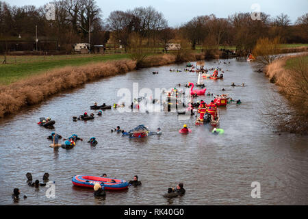 Celle, Allemagne. 09Th Feb 2019. Les participants de l'hiver une torche Aller flotter dans des costumes amusants dans la rivière aller près de celle. Autour de 200 nageurs dérive le long de la rivière pendant environ 4 kilomètres. Crédit : Peter Steffen/dpa/Alamy Live News Banque D'Images