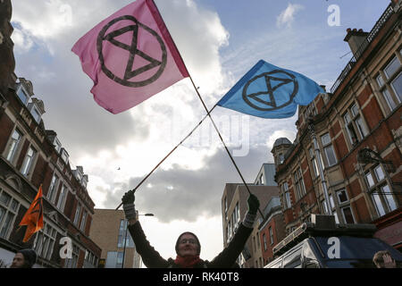 Londres, R.-U... Feb 9, 2019. Les manifestants de l'environnement se réunit en dehors de Dalston Kingsland gare pour une variété de spectacles de rue, l'engagement avec la communauté locale et le nombre de blocs Court road. Credit : Penelope Barritt/Alamy Live News Banque D'Images