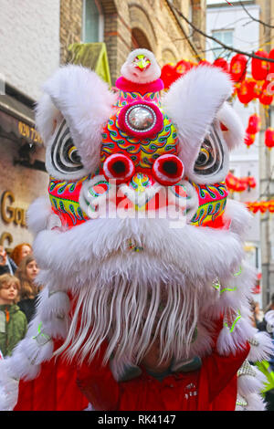 Londres, Royaume-Uni. Feb 9, 2019. Foules regardant la danse du lion dans Gerrard Street dans le quartier chinois dans le cadre de la fête du Nouvel An chinois pour l'année du cochon à Londres Crédit : Paul Brown/Alamy Live News Banque D'Images