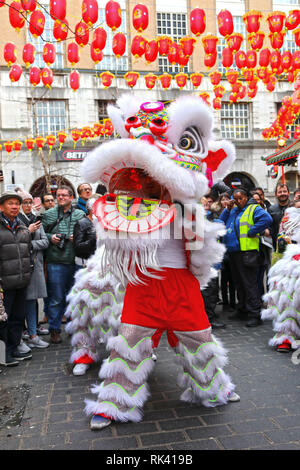 Londres, Royaume-Uni. Feb 9, 2019. Foules regardant la danse du lion dans Gerrard Street dans le quartier chinois dans le cadre de la fête du Nouvel An chinois pour l'année du cochon à Londres Crédit : Paul Brown/Alamy Live News Banque D'Images