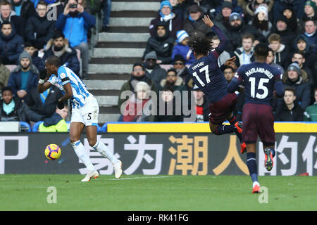 Huddersfield, UK. 09Th Feb 2019. Alex Iwobi d'Arsenal (17) les tiges et marque son 1er des équipes objectif. Premier match de championnat, Huddersfield Town v Arsenal, à la John Smith's Stadium à Huddersfield le samedi 9 février 2019. Cette image ne peut être utilisé qu'à des fins rédactionnelles. Usage éditorial uniquement, licence requise pour un usage commercial. Aucune utilisation de pari, de jeux ou d'un seul club/ligue/dvd publications. Photos par Chris Stading/Andrew Orchard la photographie de sport/Alamy live news Crédit : Andrew Orchard la photographie de sport/Alamy Live News Banque D'Images