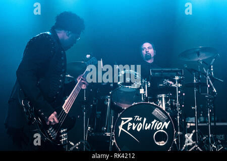 Danemark, copenhague - Février 08, 2019. Le groupe de rock américain La Révolution effectue un concert live à Vega à Copenhague. Ici Chanteur et bassiste Brownmark est vu sur scène avec le batteur Bobby Z. (crédit photo : Gonzales Photo - Flemming Bo Jensen). Banque D'Images