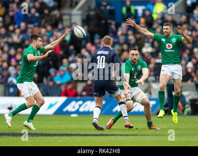 Edinburgh, Royaume-Uni. 09Th Feb 2019. Édimbourg, Écosse - 2 février 2019 : Ecosse Stand Off, Finn Russell, plaquettes sur les irlandais au cours de la première moitié de la défense que l'Écosse l'hôte de l'Irlande dans leur deuxième match du championnat 2019 6 Nations au stade de Murrayfield à Édimbourg. ( Photo : Ian Jacobs/Alamy Live News Banque D'Images