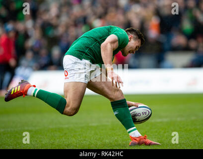 Edinburgh, Royaume-Uni. 09Th Feb 2019. Édimbourg, Écosse - 2 février 2019 : Centre de l'Irlande, Jacob Stockdale, éclate à travers l'Ecosse la défense pour marquer son deuxième essai de la partie au cours de la première moitié de l'Écosse l'hôte de l'Irlande dans leur deuxième match du championnat 2019 6 Nations au stade de Murrayfield à Édimbourg. ( Photo : Ian Jacobs/Alamy Live News Banque D'Images