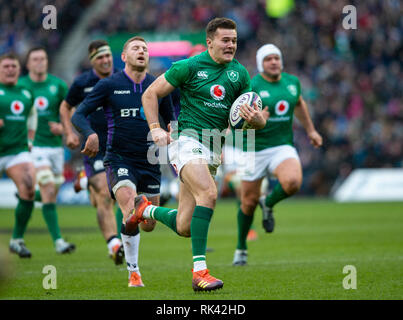 Edinburgh, Royaume-Uni. 09Th Feb 2019. Édimbourg, Écosse - 2 février 2019 : Centre de l'Irlande, Jacob Stockdale, éclate à travers l'Ecosse la défense pour marquer son deuxième essai de la partie au cours de la deuxième moitié que l'Écosse l'hôte de l'Irlande dans leur deuxième match du championnat 2019 6 Nations au stade de Murrayfield à Édimbourg. ( Photo : Ian Jacobs/Alamy Live News Banque D'Images