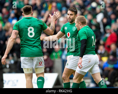 Edinburgh, Royaume-Uni. 09Th Feb 2019. Édimbourg, Écosse - 2 février 2019 : l'Irlande, Scrum-Half Conor Murray, est félicité par l'Irlande no8, Jack Conan, et l'Irlande Retour universel, Keith Earls, après avoir obtenu l'ouverture d'essayer au cours de la première moitié de l'Écosse l'hôte de l'Irlande dans leur deuxième match du championnat 2019 6 Nations au stade de Murrayfield à Édimbourg. ( Photo : Ian Jacobs/Alamy Live News Banque D'Images