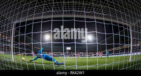 Almelo, Pays-Bas. 09Th Feb 2019. Almelo, Pays-Bas. 09Th Feb 2019. football, saison 2018 de l'Eredivisie néerlandaise - 2019, Polman Stadium, Heracles Almelo dvd Brandley Kuwas (M) manque une pénalité, enregistrer d'Ajax gardien Andre Onana (L) : Crédit Photos Pro/Alamy Live News Banque D'Images