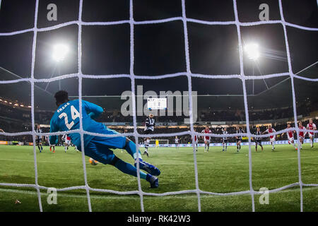 Almelo, Pays-Bas. 09Th Feb 2019. Almelo, Pays-Bas. 09Th Feb 2019. football, saison 2018 de l'Eredivisie néerlandaise - 2019, Polman Stadium, Heracles Almelo dvd Brandley Kuwas (M) manque une pénalité, Ajax gardien Andre Onana (L) : Crédit Photos Pro/Alamy Live News Banque D'Images