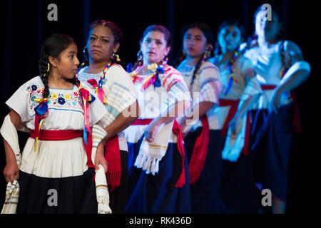 Tlaxcala, Mexique - Février 08,2019 un groupe de danseuses mexicaines danse une danse traditionnelle. Banque D'Images