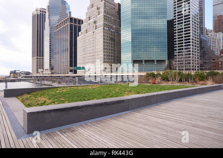 NEW YORK - Mars 17, 2016 : avis de Pier 15 dans la journée. Pier 15 est situé à l'est de la rue South et FDR Drive dans Lower Manhattan, New York City. Banque D'Images