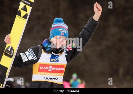 Maren Lundby de Norvège sur podium célèbre sa victoire au premier jour de compétition de la Coupe du monde de saut à ski FIS Mesdames Ljubno le 8 février 2019 à Ljubno, la Slovénie. Credit : Rok Rakun/Pacific Press/Alamy Live News Banque D'Images