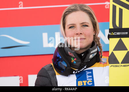 Maren Lundby de Norvège sur podium célèbre sa victoire au premier jour de compétition de la Coupe du monde de saut à ski FIS Mesdames Ljubno le 8 février 2019 à Ljubno, la Slovénie. Credit : Rok Rakun/Pacific Press/Alamy Live News Banque D'Images