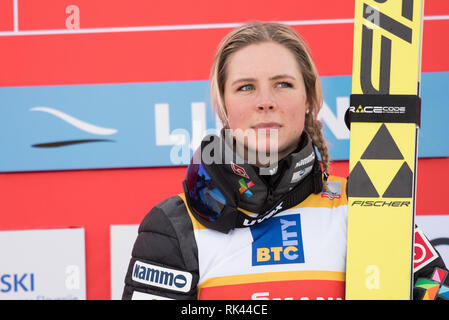 Maren Lundby de Norvège sur podium célèbre sa victoire au premier jour de compétition de la Coupe du monde de saut à ski FIS Mesdames Ljubno le 8 février 2019 à Ljubno, la Slovénie. Credit : Rok Rakun/Pacific Press/Alamy Live News Banque D'Images