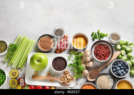Les légumes, fruits, céréales, de l'air pour l'alimentation végétarienne et végétalienne. L'alimentation propre. Suivre un régime détox, food concept with copy space Banque D'Images