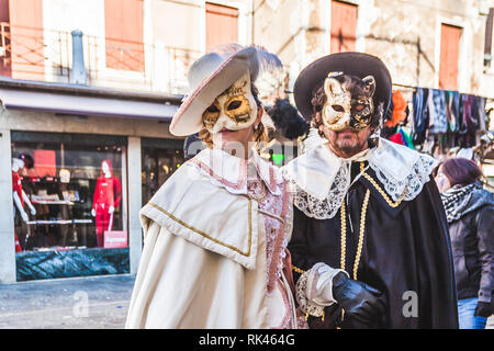 Venise, Italie - 10 février 2018 : paire de masques vénitiens habillé en noir et blanc Banque D'Images
