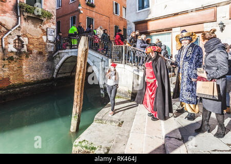 Venise, Italie - 10 février 2018 : paire de masques vénitiens habillés en costume oriental Banque D'Images