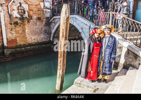 Venise, Italie - 10 février 2018 : paire de masques vénitiens habillés en costume oriental Banque D'Images