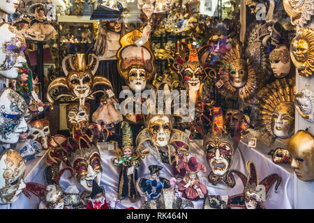 Venise, Italie - 10 février 2018 : typique et coloré masques vénitiens shop Banque D'Images