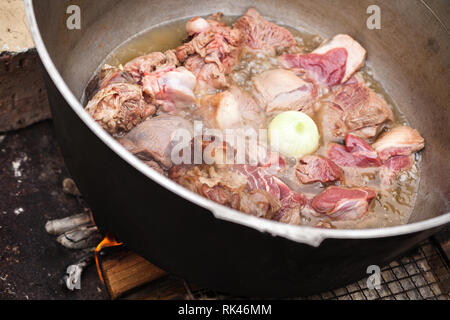 Morceaux d'agneau avec l'oignon entier ragoût dans un chaudron. La préparation de soupe Chorba Banque D'Images