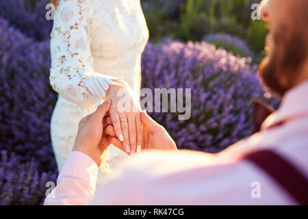 Proposition de mariage dans un champ de lavande. Banque D'Images