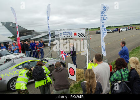 Richard Burns Memorial Rally à RAF Marham, Norfolk, UK, avec un Panavia Tornado de la Royal Air Force à la ligne de départ. Démarré par Rupert Grint Banque D'Images