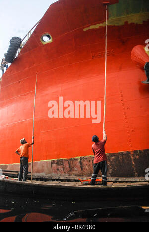 Travailleurs de quai ,06 february2019 dhaka Bangladesh, travailleurs de quai dans un chantier naval de Dhaka, au Bangladesh. La construction navale au Bangladesh est devenue une industrie majeure Banque D'Images